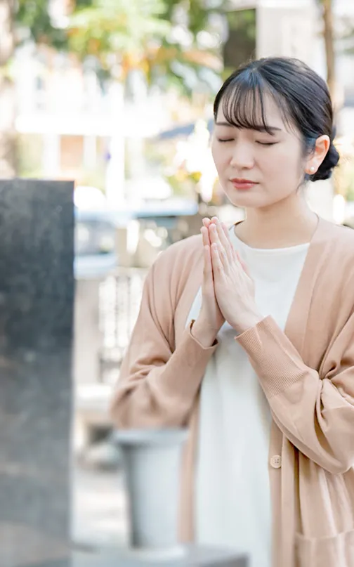 女性が墓じまいをする写真